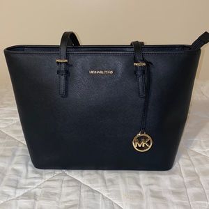 Micheal Kors Black tote bag large size , it gas no damage and looks brand new !